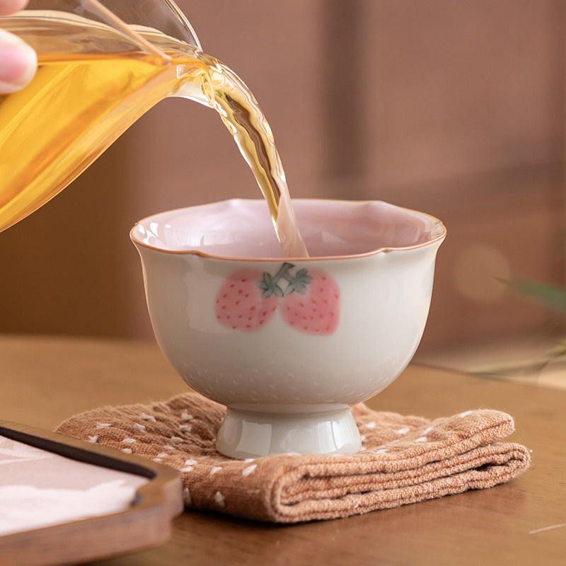 Ceramiczna filiżanka „Pink Berry Ice” – styl chiński