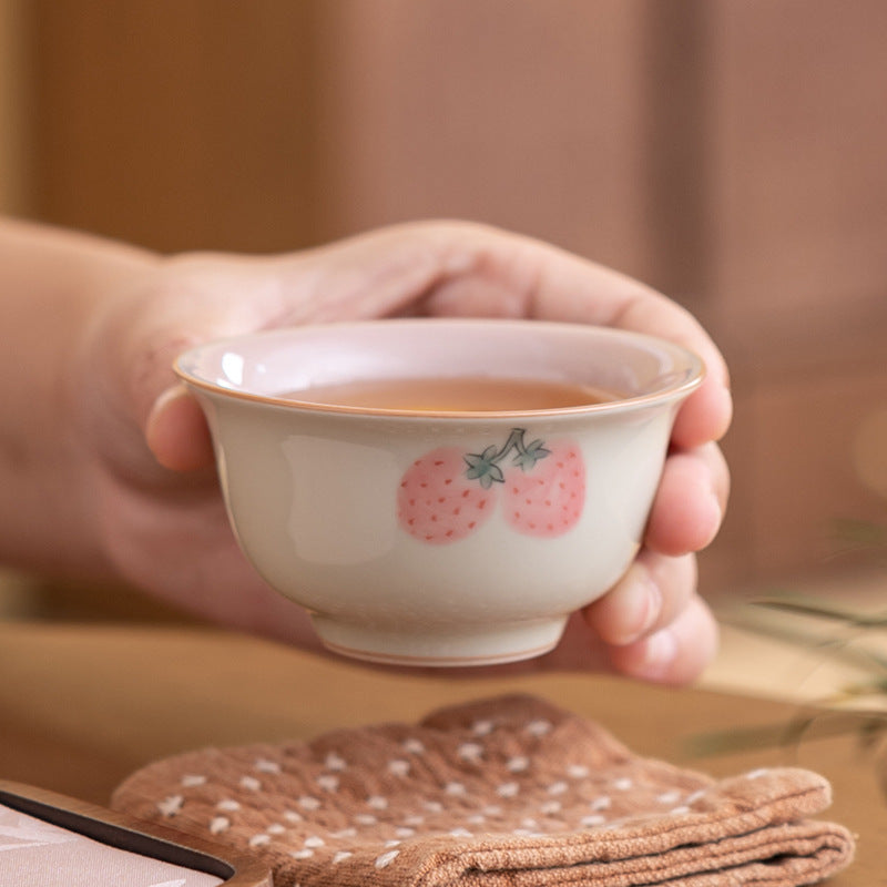 Ceramiczna filiżanka „Pink Berry Ice” – styl chiński