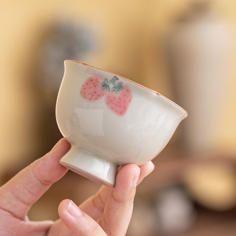 Ceramiczna filiżanka „Pink Berry Ice” – styl chiński