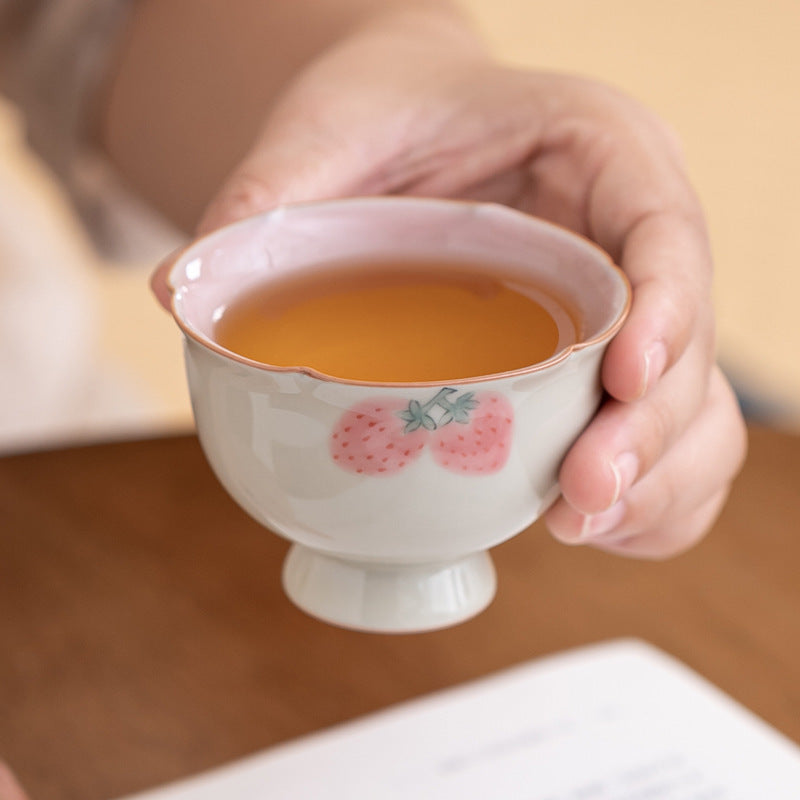 Ceramiczna filiżanka „Pink Berry Ice” – styl chiński